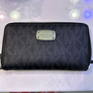 MK - Michael Kors Wristlet, Black Subtle Logo